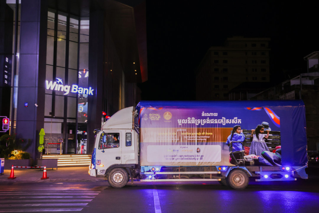 Wing Bank, Royal Group Members, and Khmer Artists Association Dispatch 11 Trucks of Relief Supplies for Displaced Families