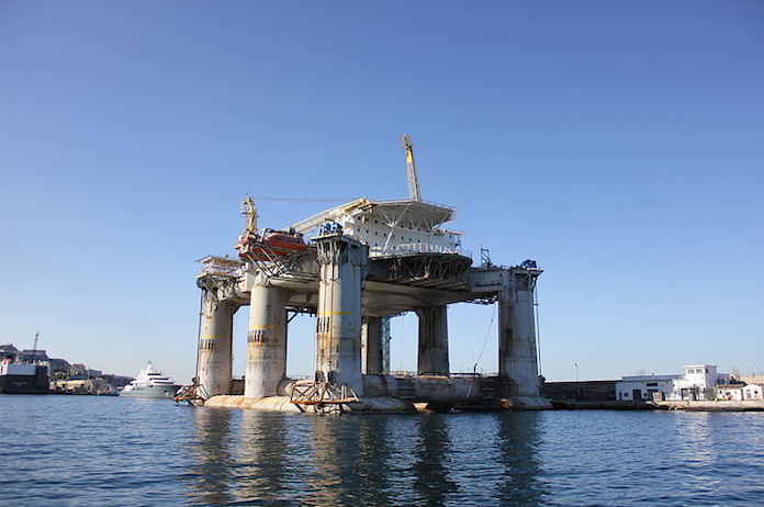 800px-oil_rig_in_gibraltar