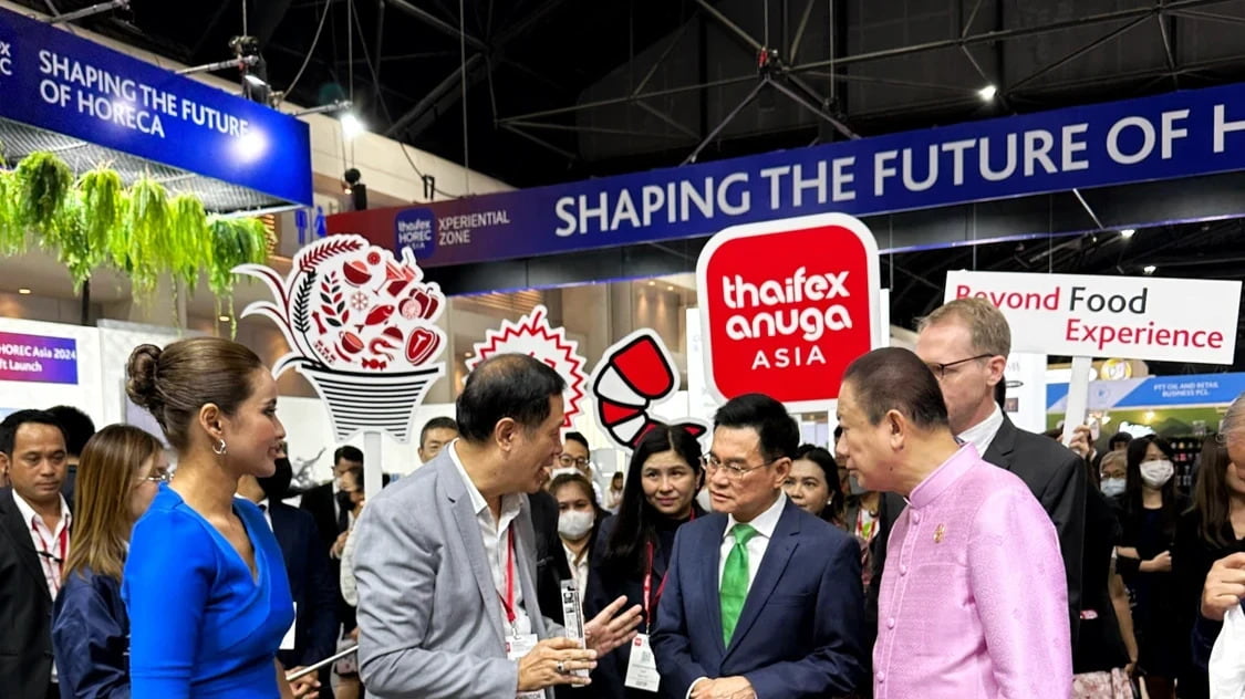 THAIFEX HOREC ASIA 2024 - exhibitor speaks with guests